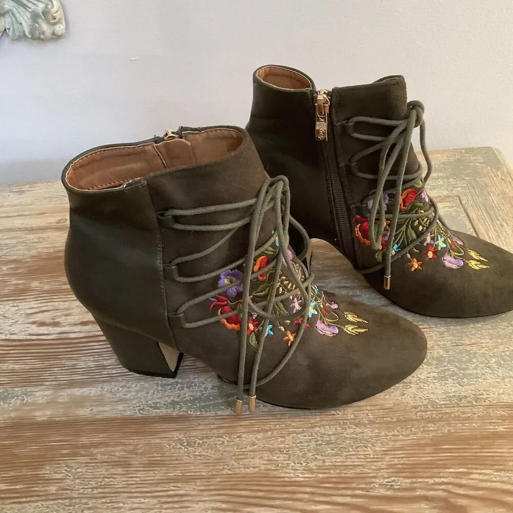 ARider Girl Ankle Boots Faux Leather Green Floral Lace Up Side Zip Size 7.5